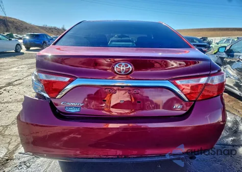 2015 Toyota Camry Le z USA, uszkodzony, nr VIN 4T1BF1FK5FU910889